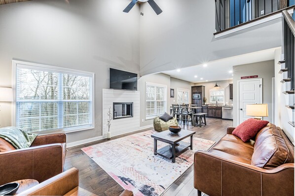 Smart TV, fireplace, books - Cozy Cabin Retreat-WKU-Corvette Plant-Work Travel-Mammoth Cave-Travel Sports (Bowling Green)