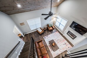 Smart-tv, een open haard en boeken