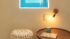 客房內保險箱、書桌、筆電工作空間、熨斗/熨衣板