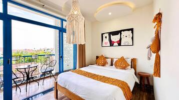 Dobbeltrom – deluxe, 1 queensize-seng, bassengutsikt | Safe på rommet, individuelt dekorert, skrivebord og strykejern/-brett