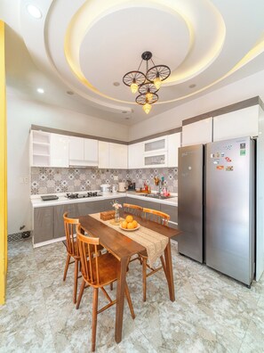 Family dining - Hoi An Lazy Bear Hostel (Da Nang)