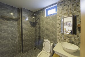 Tomannsrom – deluxe, 1 soverom, hageutsikt | Bad | Hårføner