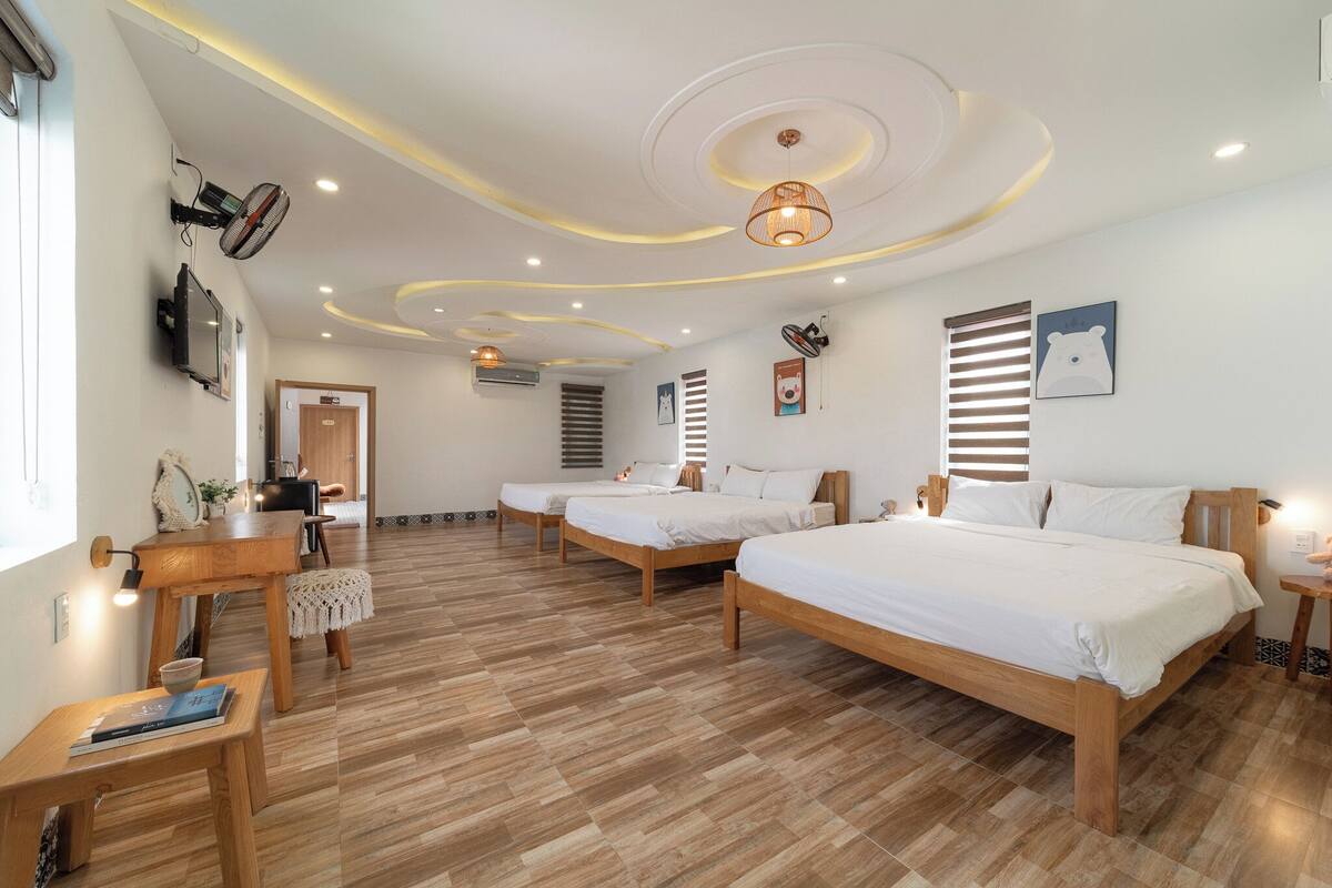 Economy Triple Room | In-room safe, desk, iron/ironing board (on request), WiFi (free)