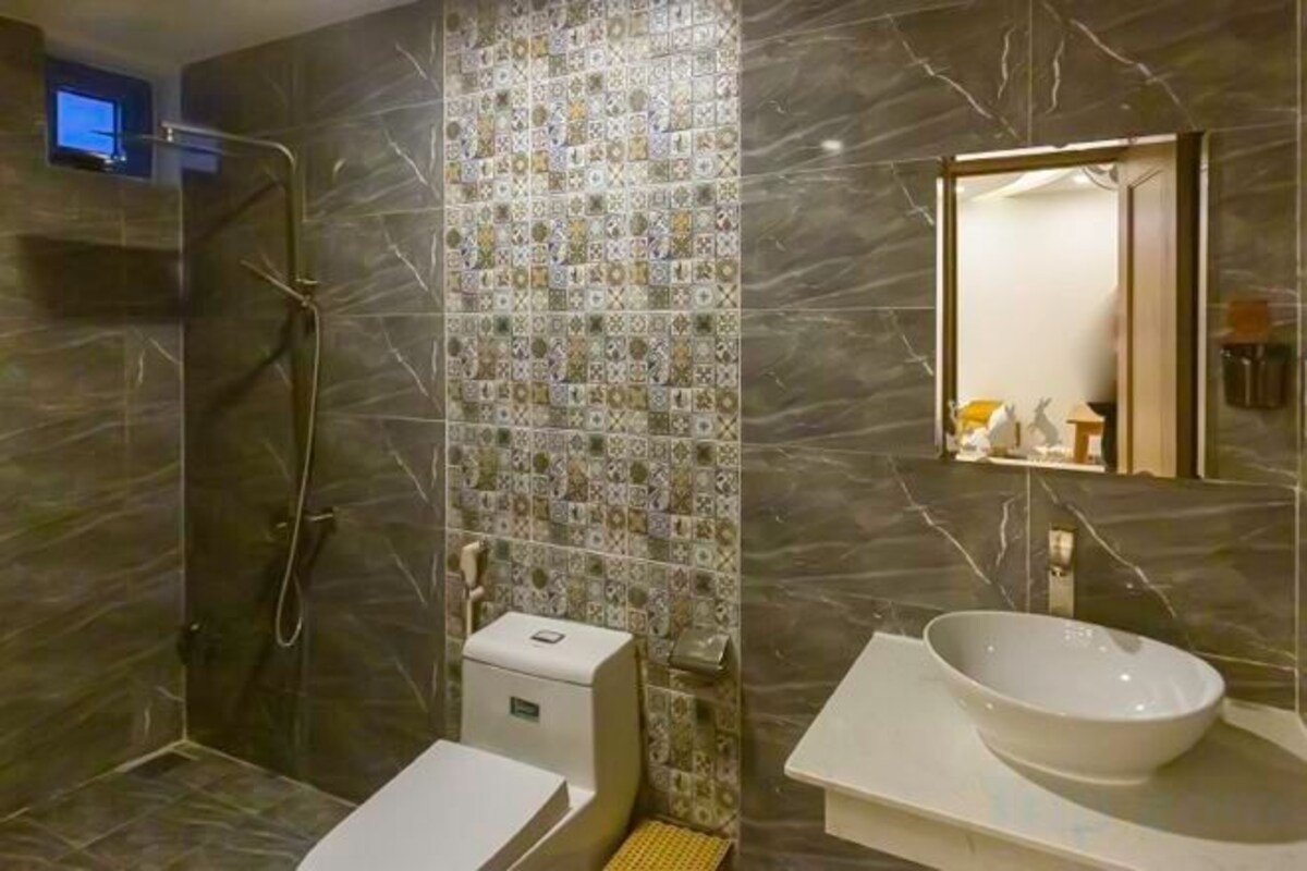 Kamar mandi | Shower, pancuran hujan, perlengkapan mandi gratis, dan pengering rambut