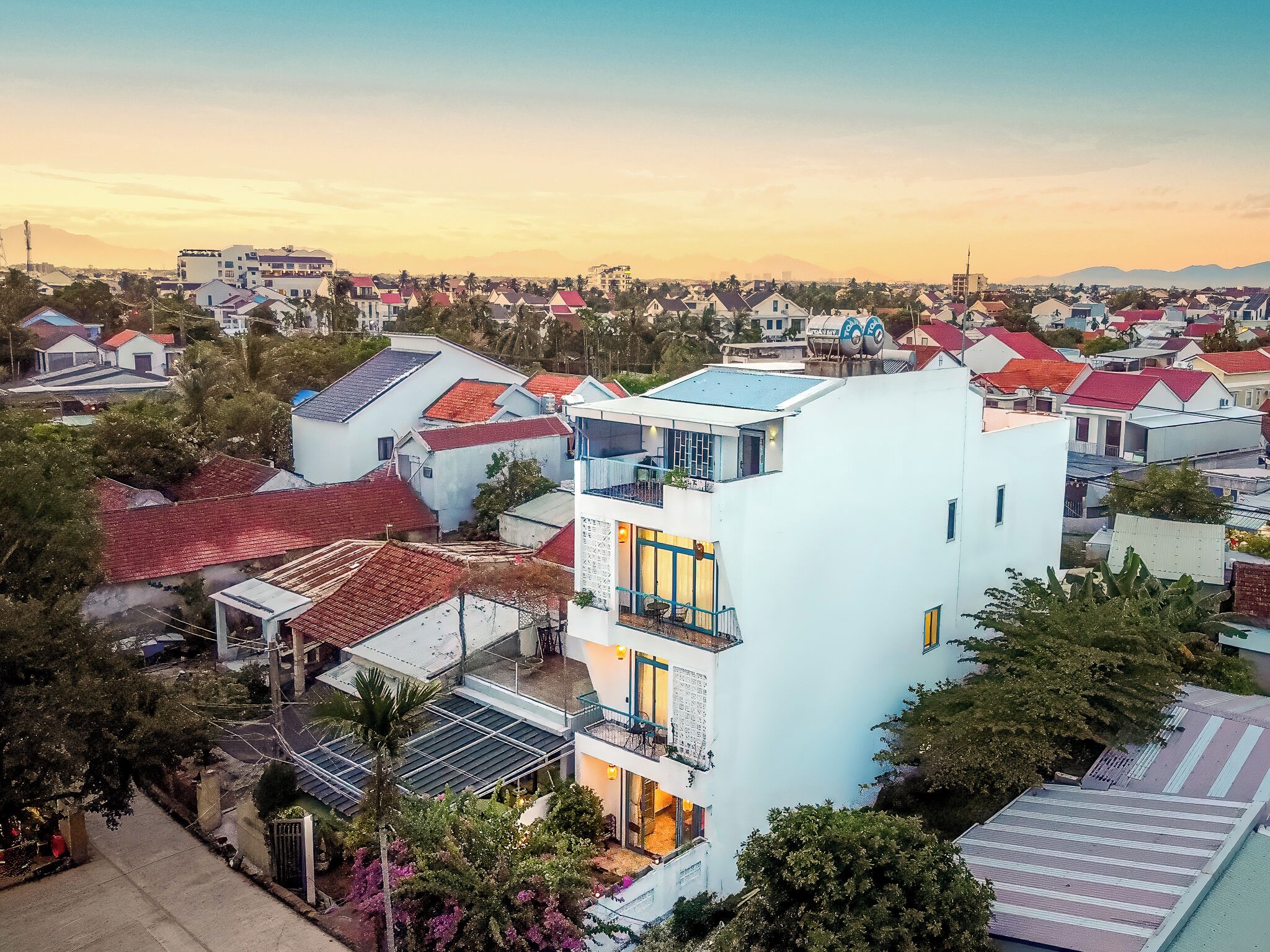 Un edificio residencial de varios pisos con techo plano y balcón.