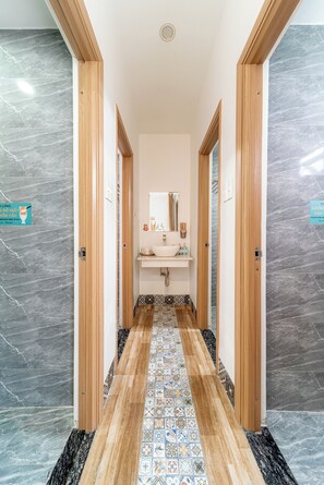 Shower, rainfall showerhead, free toiletries, hair dryer - Hoi An Lazy Bear Hostel (Da Nang)
