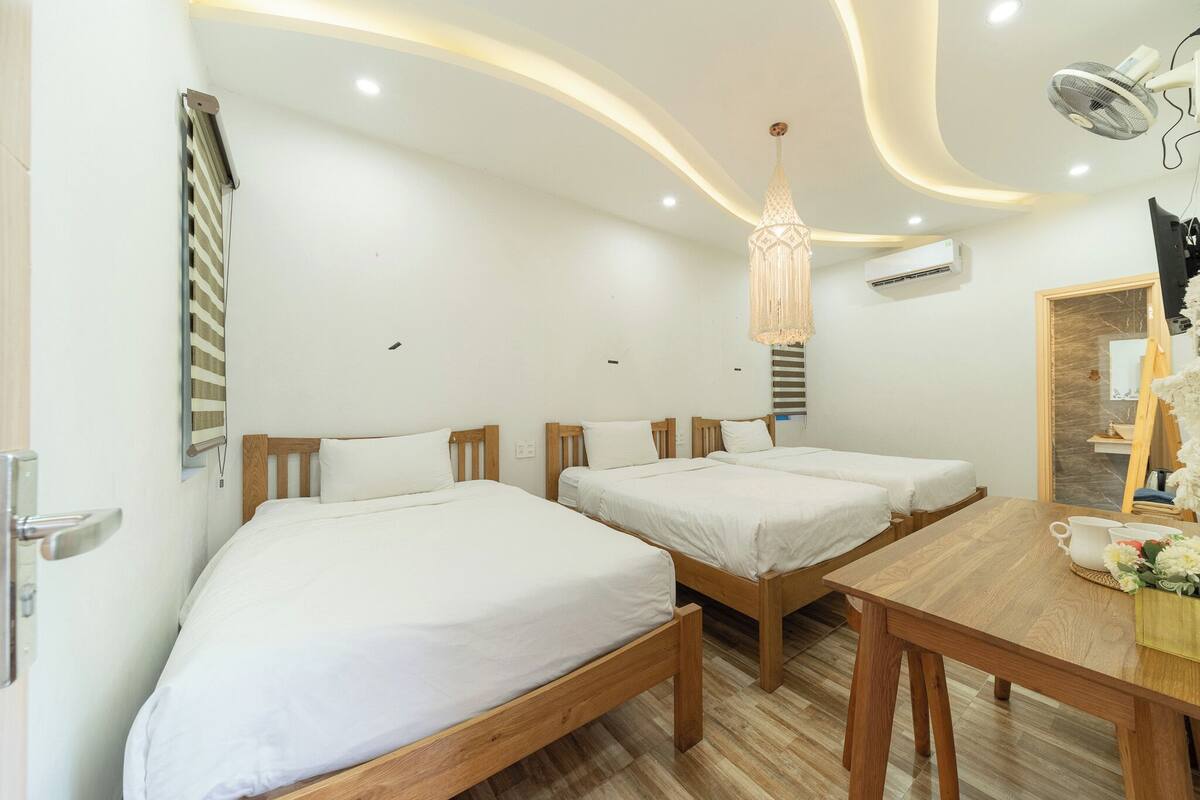 Deluxe Triple Room | In-room safe, desk, iron/ironing board (on request), WiFi (free)