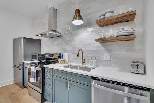 Een koelkast, een microgolfoven, een oven, een kookplaat