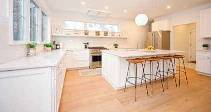 Chic Southampton Getaway w/Heated Pool. Minutes away from village & beach.