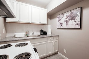 Fridge, microwave, oven, stovetop - The Palm Flats 02! Zoo! Museums! Medical Center! (Houston)