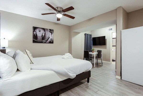 Iron/ironing board, travel cot, free WiFi, bed sheets - The Palm Flats 02! Zoo! Museums! Medical Center! (Houston)