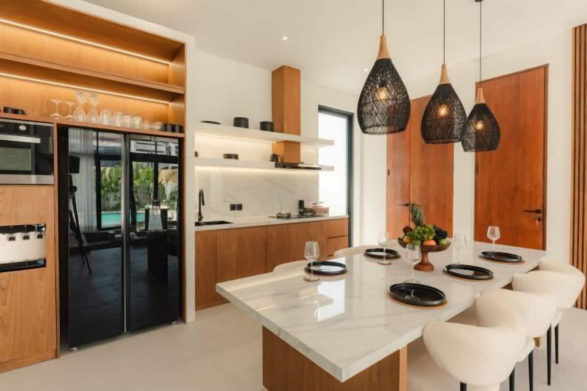 Cocina privada | Frigorífico, microondas, hervidor eléctrico y utensilios de cocina