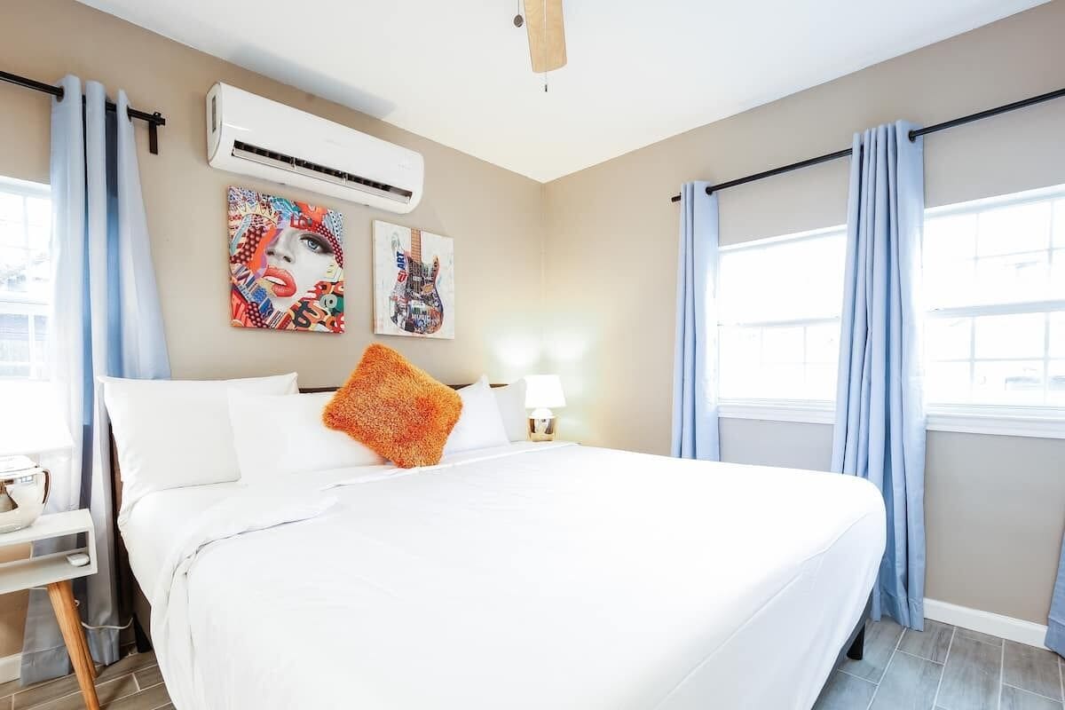 مكواة/لوح كي وسرير سفر وواي فاي مجانًا وملاءات أسرّة