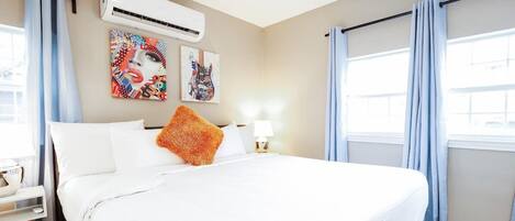 Fer et planche à repasser, lit parapluie, Wi-Fi gratuit, draps fournis