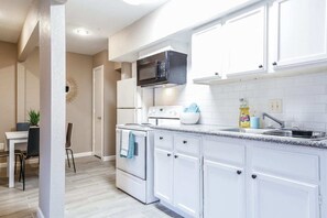 Fridge, microwave, oven, stovetop - The Palm Flats 03! Zoo! Museums! Medical Center! (Houston)