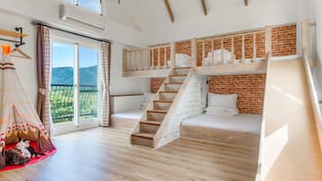 Family room for six with mountain view and balcony | Free WiFi, bed sheets