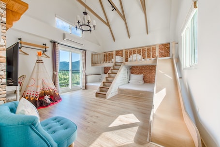 Family room for six with mountain view and balcony | Free WiFi, bed sheets