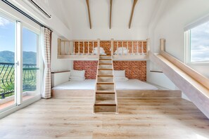 Family room for six with mountain view and balcony | Free WiFi, bed sheets