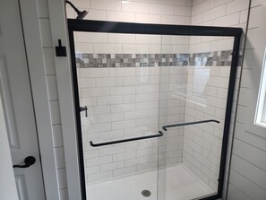 Douche, séchoir à cheveux, serviettes fournies, savon