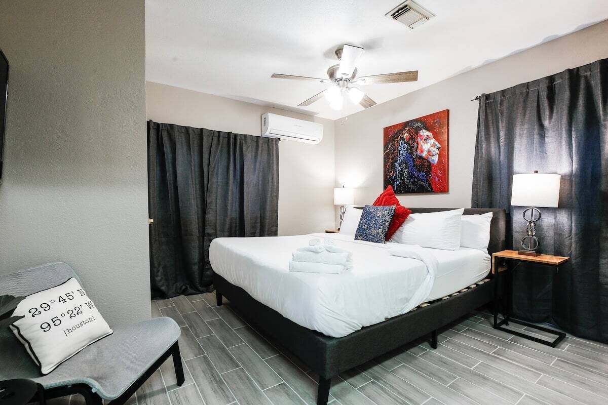 Iron/ironing board, travel crib, free WiFi, bed sheets