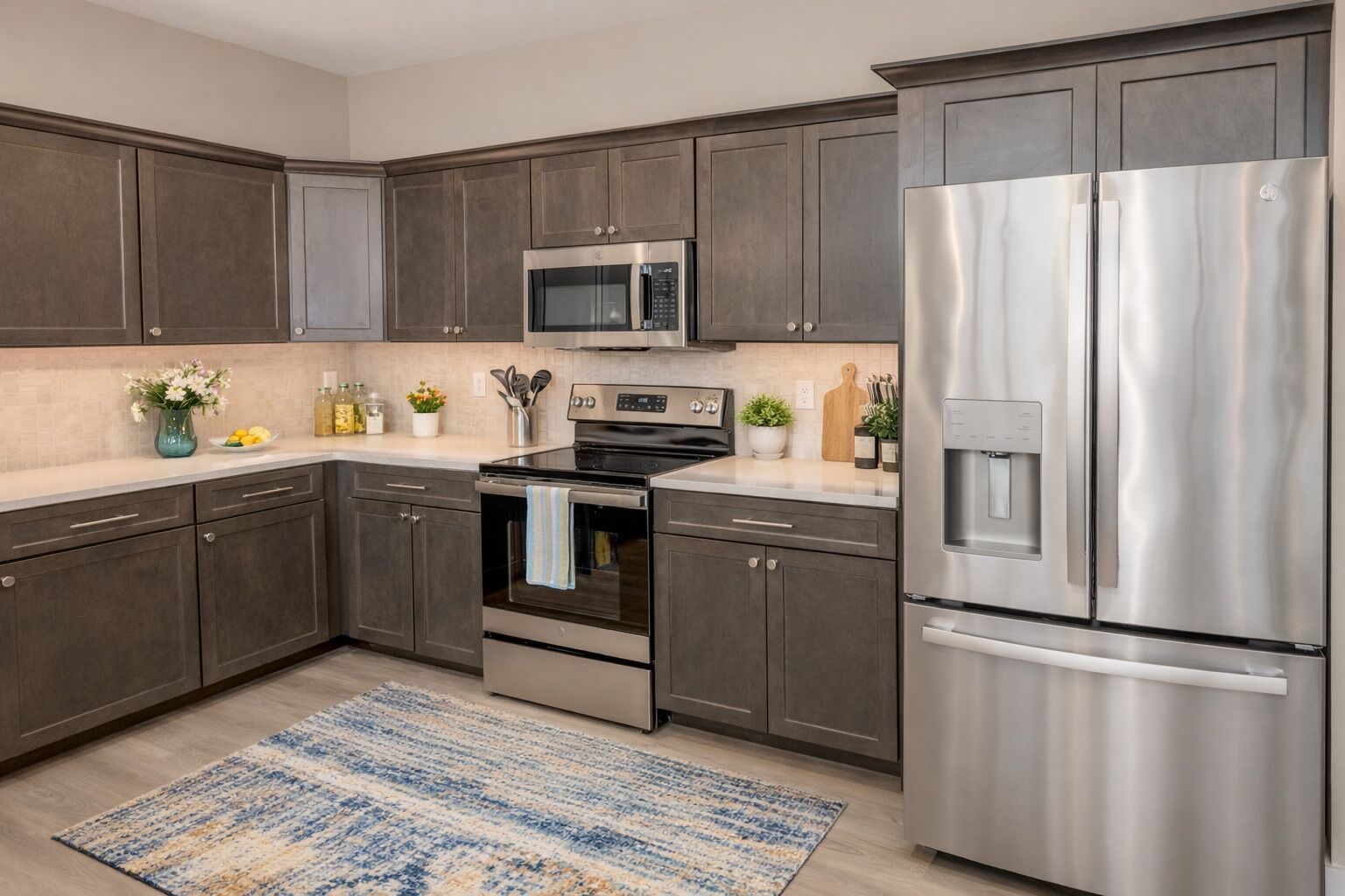 Jääkaappi, mikroaaltouuni, uuni, liesi