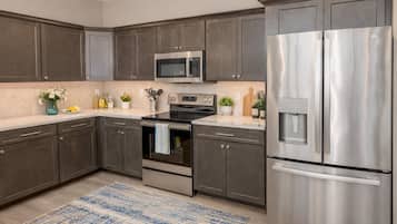 Jääkaappi, mikroaaltouuni, uuni, liesi