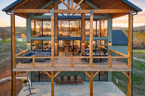 Big Family Lake Retreat | 6BR Table Rock