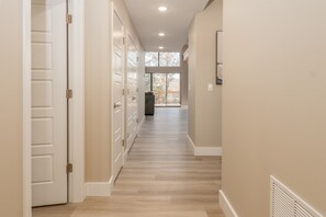 Interior - Discounted rates for Winter! Table Rock views! 6 Bdm (Cape Fair)