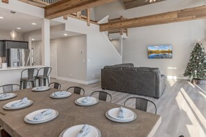 Interior - Discounted rates for Winter! Table Rock views! 6 Bdm (Cape Fair)