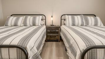 6 makuuhuonetta, silitysrauta/-lauta, vauvan matkasänky, Wi-Fi