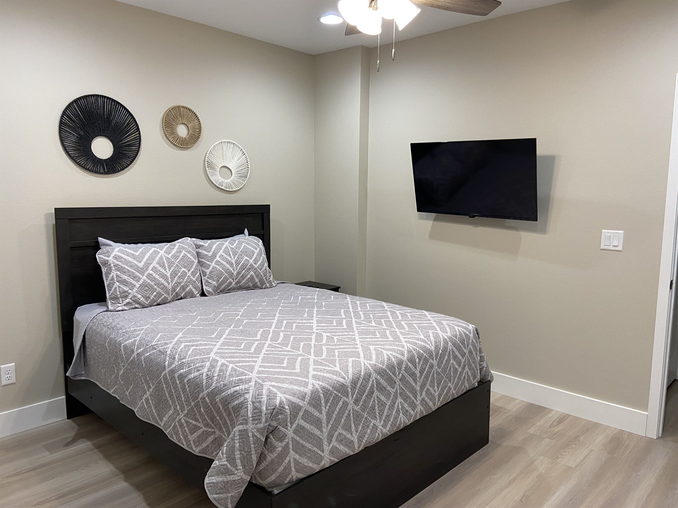 6 quartos, ferros/tábuas de passar roupa, berço de viagem, Wi-Fi