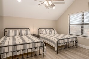 6 habitaciones, tabla de planchar con plancha, cuna de viaje y wifi 