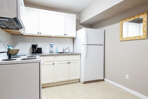 Fridge, microwave, oven, stovetop - The Palm Flats 08! Zoo! Museums! Medical Center! (Houston)