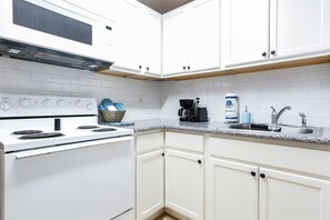 Fridge, microwave, oven, stovetop - The Palm Flats 08! Zoo! Museums! Medical Center! (Houston)