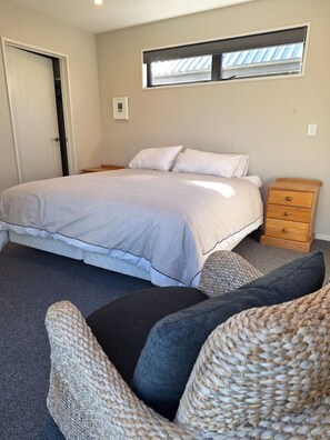 3 室のベッドルーム、デスク、アイロン / アイロン台、旅行用ベビーベッド