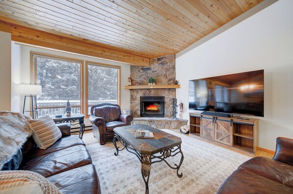 Smart TV, chimenea, reproductor de DVD, futbolito