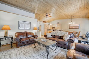 Smart TV, chimenea, reproductor de DVD, futbolito