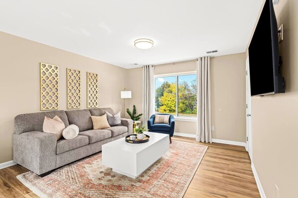 TV - Charming New Unit in the Heart of Roseville (Roseville)