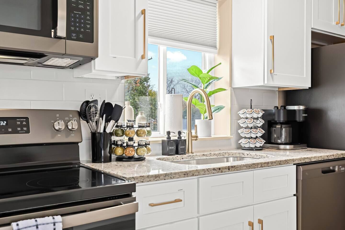 Kylskåp, mikrovågsugn, ugn och spishäll