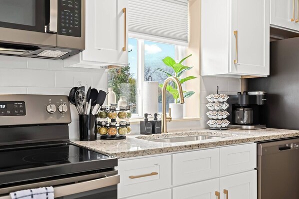 Køleskab, mikrobølgeovn, ovn, kogeplade