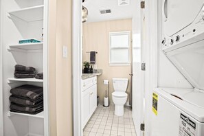 Hair dryer, towels - Charming New Unit in the Heart of Roseville (Roseville)
