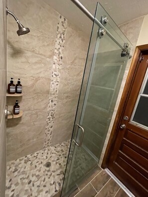 Bañera de hidromasaje, secador de pelo, toallas, jabón