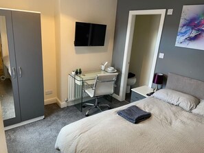 1 soverom, skrivebord, strykejern/-brett og wi-fi