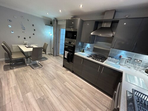 Spacious House To Accommodate 6