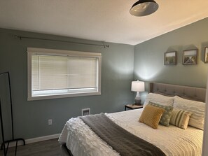 4 slaapkamers, een strijkplank/strijkijzer, reisbedje, wifi