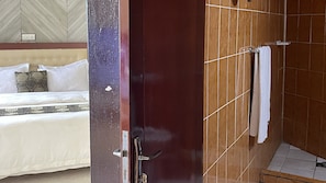 Deluxe Double Room | Bathroom