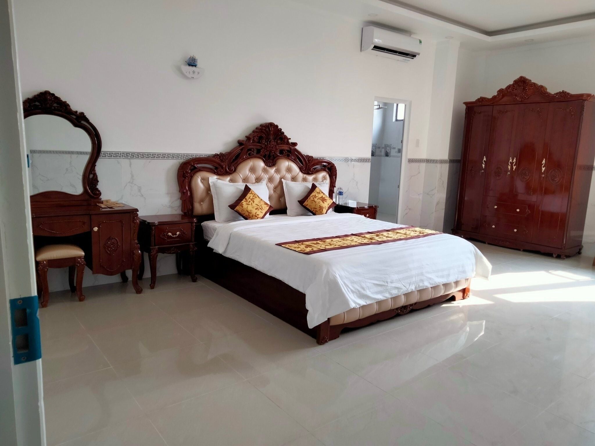 Escritorio, cortinas blackout y tabla de planchar con plancha 