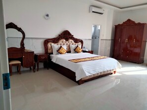 Eenvoudige suite | Een bureau, verduisterende gordijnen, een strijkplank/strijkijzer