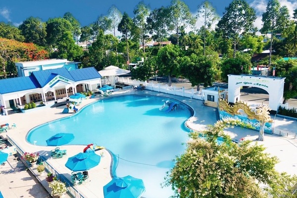 2 outdoor pools
