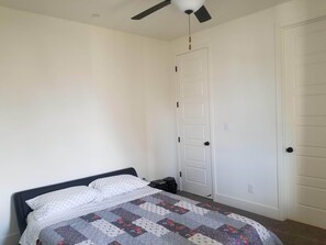 1 makuuhuone, tallelokero huoneessa, työpöytä, silitysrauta/-lauta